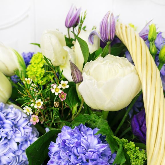 Корзина цветов с тюльпанами, гиацинтами, клематис и вибурнум