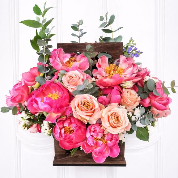 Цветочная сумочка с пионами, пионовидными розами и статицей