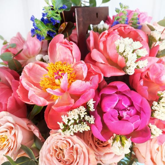 Цветочная сумочка с пионами, пионовидными розами и статицей