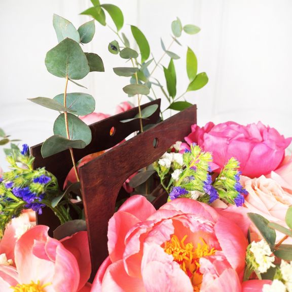 Цветочная сумочка с пионами, пионовидными розами и статицей