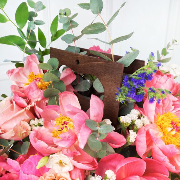 Цветочная сумочка с пионами, пионовидными розами и статицей