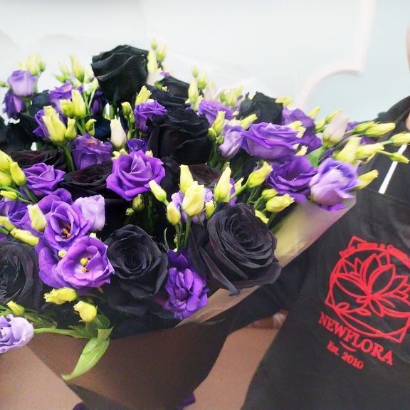 Букет 25 черных роз с фиолетовым лизиантусом