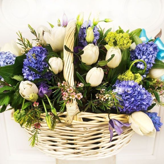 Корзина цветов с тюльпанами, гиацинтами, клематис и вибурнум
