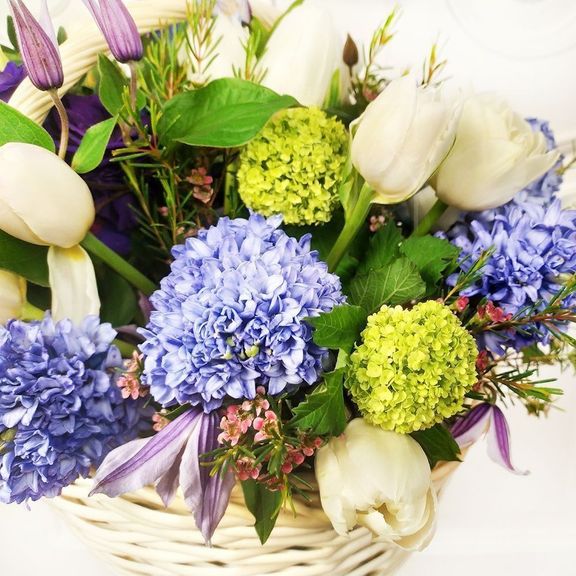 Корзина цветов с тюльпанами, гиацинтами, клематис и вибурнум