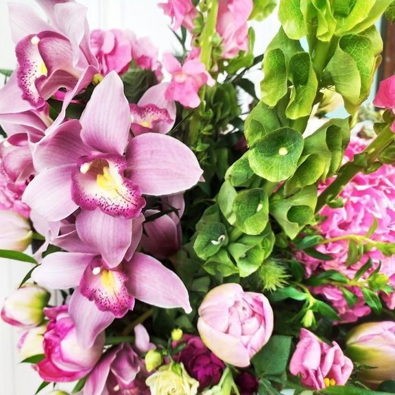 Букет 9 гортензий с лизиантусами, орхидеями и молюцеллой
