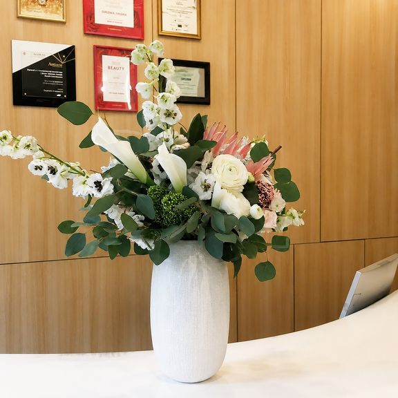 Настольная композиция с дельфиниумом и каллами (для Health Care Resort 5*)
