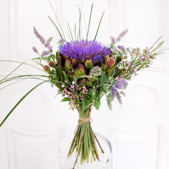 Букет с цветущим артишоком, мятой и брунией