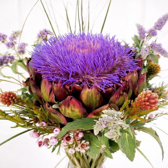 Букет с цветущим артишоком, мятой и брунией
