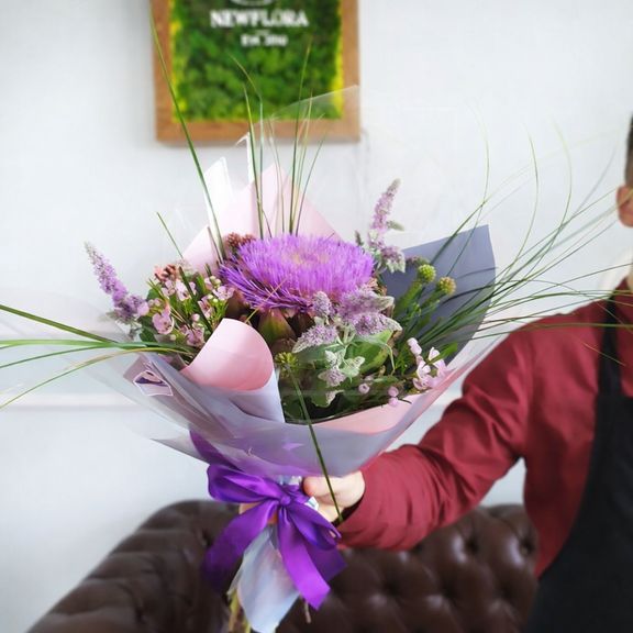 Букет с цветущим артишоком, мятой и брунией