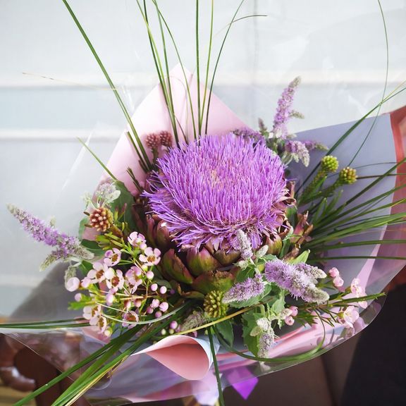 Букет с цветущим артишоком, мятой и брунией