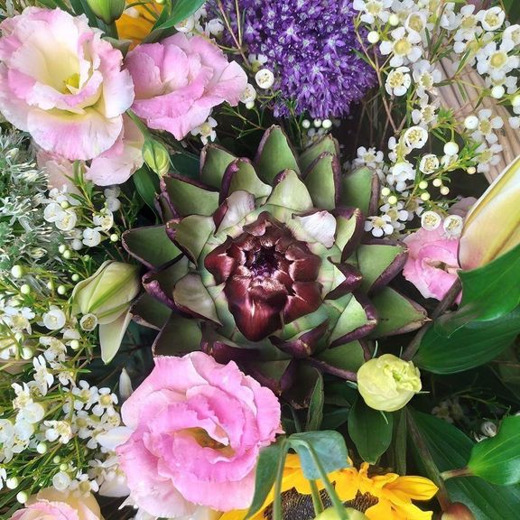 Корзина цветов с подсолнухами, орнитогалум и аллиум