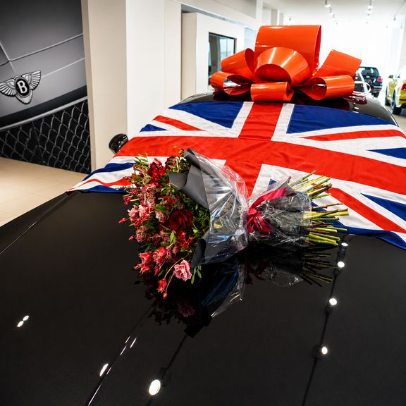 Красный букет с амарантом и целозией (для Bentley Motors St. P)