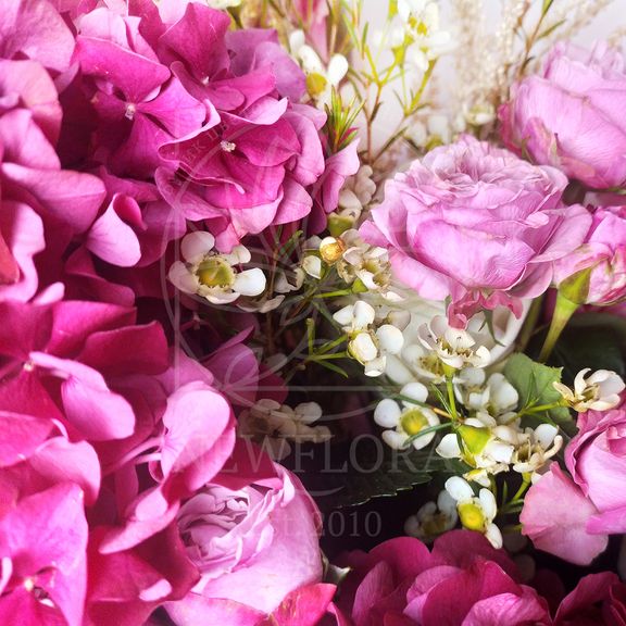 Букет розовых гладиолусов с астильбой и пионовидными розами