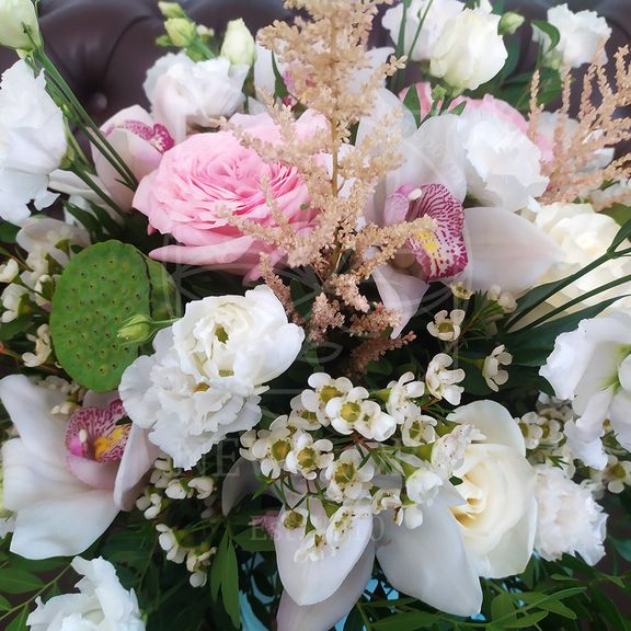 Шляпная коробка с пионовидными розами, орхидеями и астильбой
