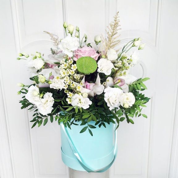 Шляпная коробка с пионовидными розами, орхидеями и астильбой