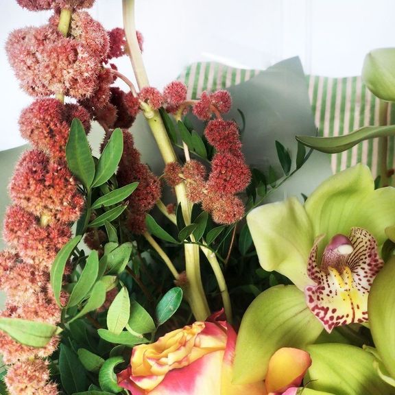 Букет персиковых роз с орхидеями и амарантом