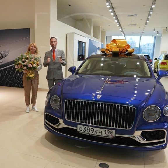 Букет 25 розовых роз с подсолнухами и эвкалиптом (заказчик Bentley)