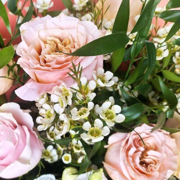 Букет 19 роз с лизиантусами и зеленью