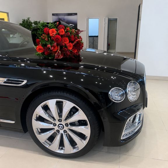 Букет красных цветов с георгинами и розами (для Bentley Motors St. P)