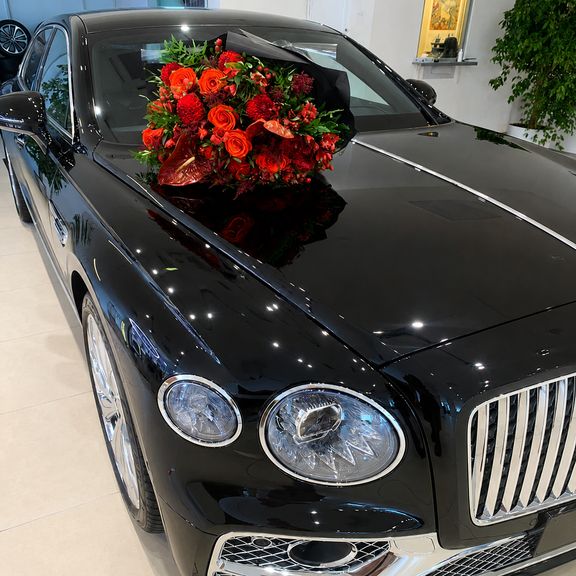 Букет красных цветов с георгинами и розами (для Bentley Motors St. P)