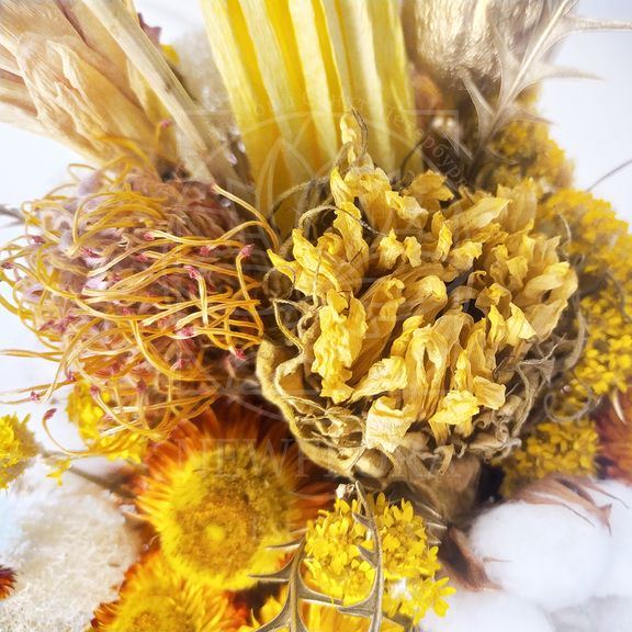 Композиция сухоцветов с перцем, маком и гелихризум