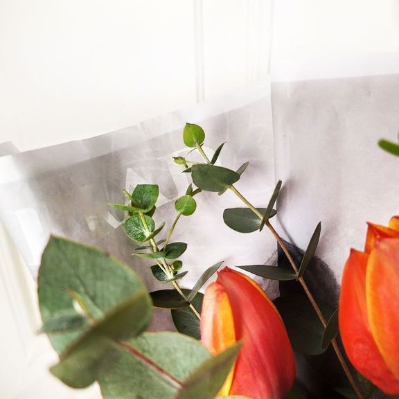 Букет кустовых роз с оксипеталум и подсолнухом в упаковке PRADA