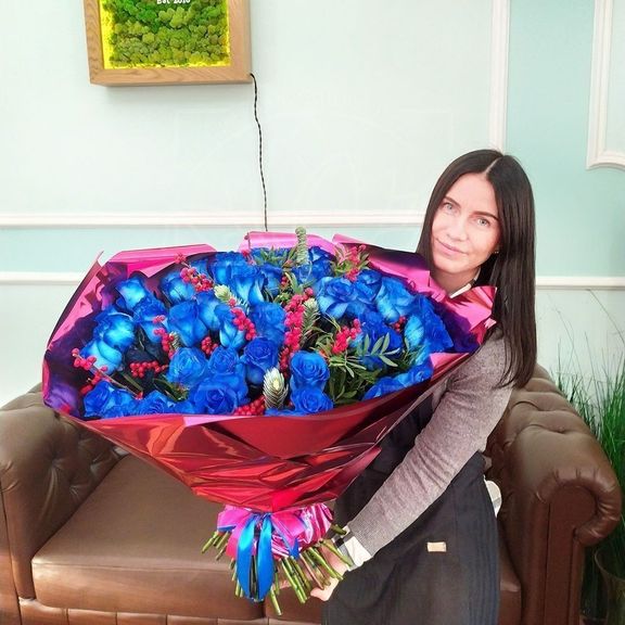 Зимний букет 51 синяя роза с илексом и лапником пихты (цвет года 2020 по версии Pantone)
