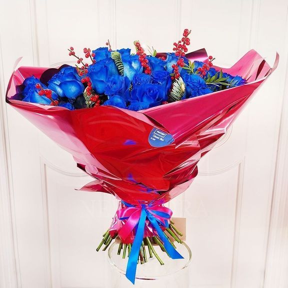 Зимний букет 51 синяя роза с илексом и лапником пихты (цвет года 2020 по версии Pantone)