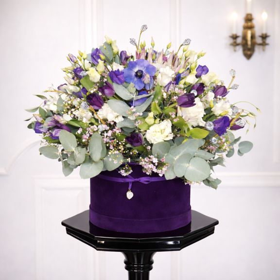 Бархатная шляпная коробка с тюльпанами, лизиантусами и протеей