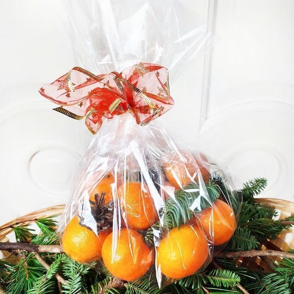 Новогодний набор мандаринов (1кг) с лапником пихты и шишками