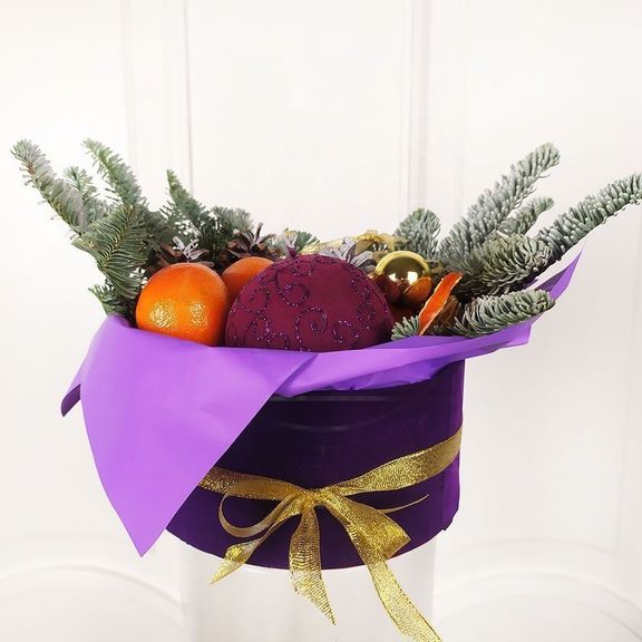 Бархатная фиолетовая коробка с мандаринами на Новый Год (D15см)