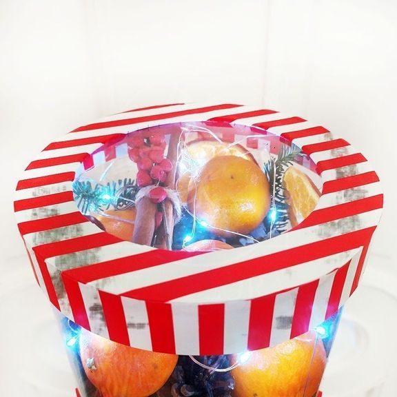 Прозрачная коробка с мандаринами и гирляндой на Новый Год (D20см)
