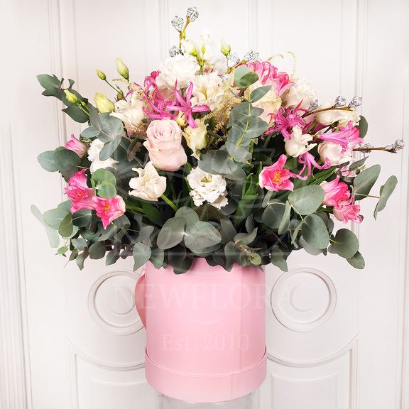 Шляпная коробка 51 тюльпан с розами, нерине и эвкалиптом