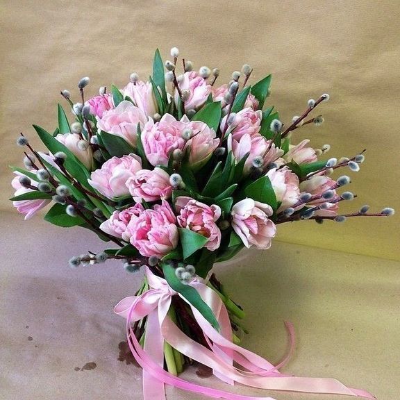Букет 25 розовых пионовидных тюльпанов с вербой
