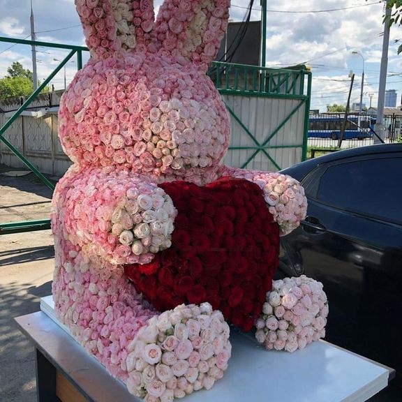 Игрушка из живых роз огромный заяц (высота 150-160см)