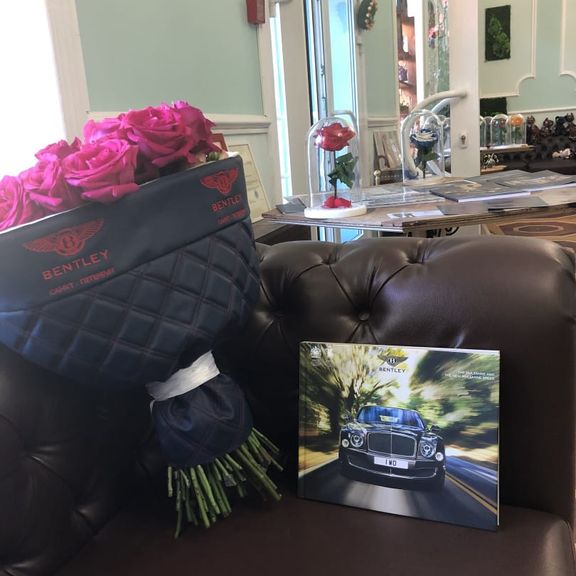 Букет 19 пионовидных ароматных роз с орхидеями и эвкалиптом (для Bentley Motors St.P)