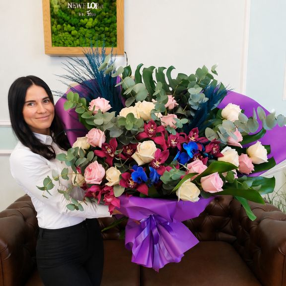 Букет 19 пионовидных ароматных роз с орхидеями и эвкалиптом (для Bentley Motors St.P)