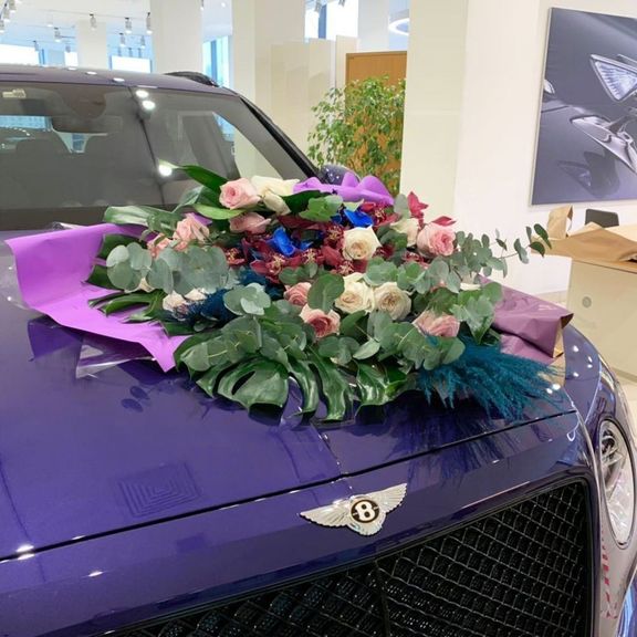 Букет 19 пионовидных ароматных роз с орхидеями и эвкалиптом (заказчик Bentley)