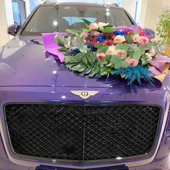 Букет 19 пионовидных ароматных роз с орхидеями и эвкалиптом (заказчик Bentley)