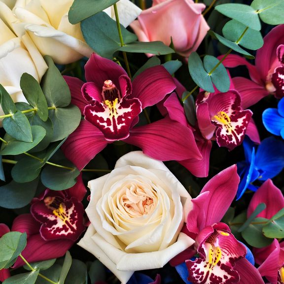 Букет 19 пионовидных ароматных роз с орхидеями и эвкалиптом (для Bentley Motors St.P)