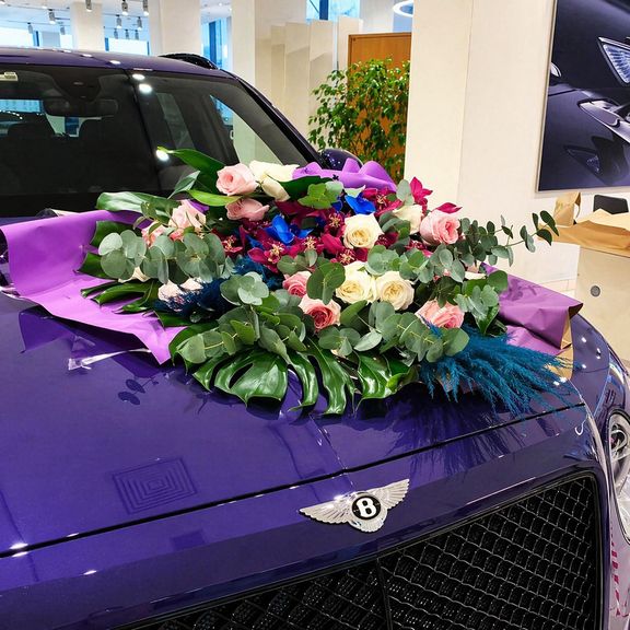 Букет 19 пионовидных ароматных роз с орхидеями и эвкалиптом (для Bentley Motors St.P)