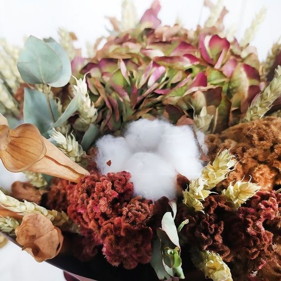 Букет сухоцветов с целозией и цветами хищниками «саррацения»