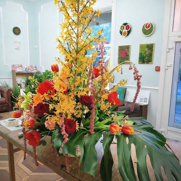 Корзина цветов с протеями, орхидеями, амарантом и форзицией