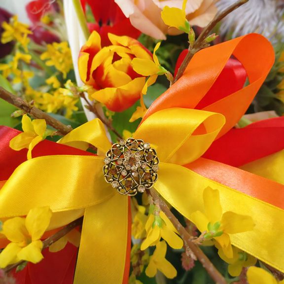 Корзина цветов с протеями, орхидеями, амарантом и форзицией