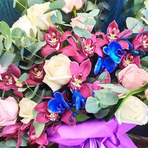 Букет 19 пионовидных ароматных роз с орхидеями и эвкалиптом (заказчик Bentley)
