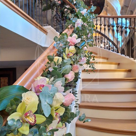 Украшение живыми цветами домашней лестницы