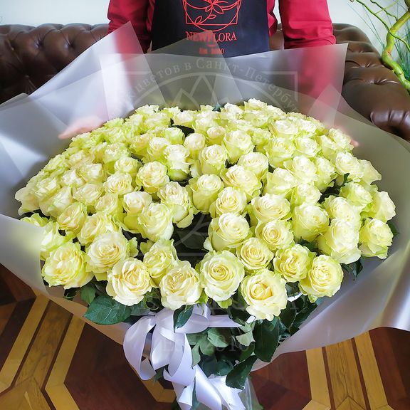 Букет 101 белая роза высотой 100см с оформлением