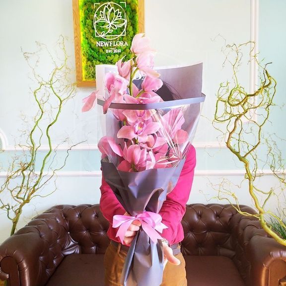 Букет розовая орхидея с эвкалиптом в упаковке PRADA