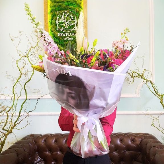 Букет лилий с вероникой и розами в упаковке PRADA