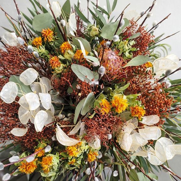 Букет сухоцветов с лунарией, диким шафраном и вербой